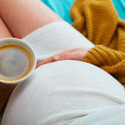 Trudnice, oprez: Ako pijete više od 2 šolje kafe ili čaja dnevno, možete ugroziti bebu!