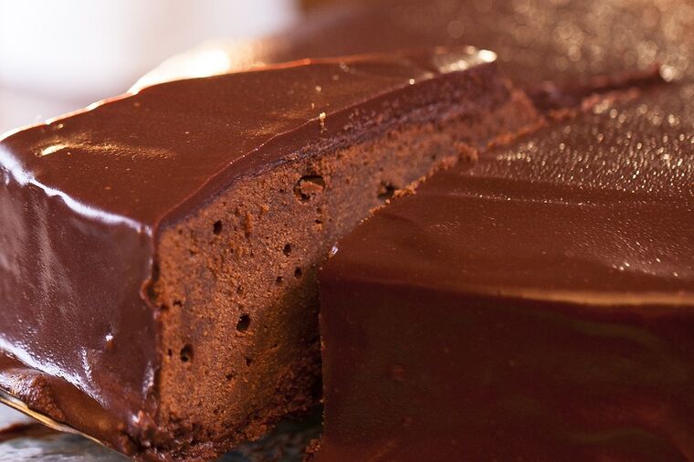 ČOKOLADNA FANTAZIJA je čudo od torte: Kremasta, čokoladna poslatica, koja se sprema superlako!(RECEPT)