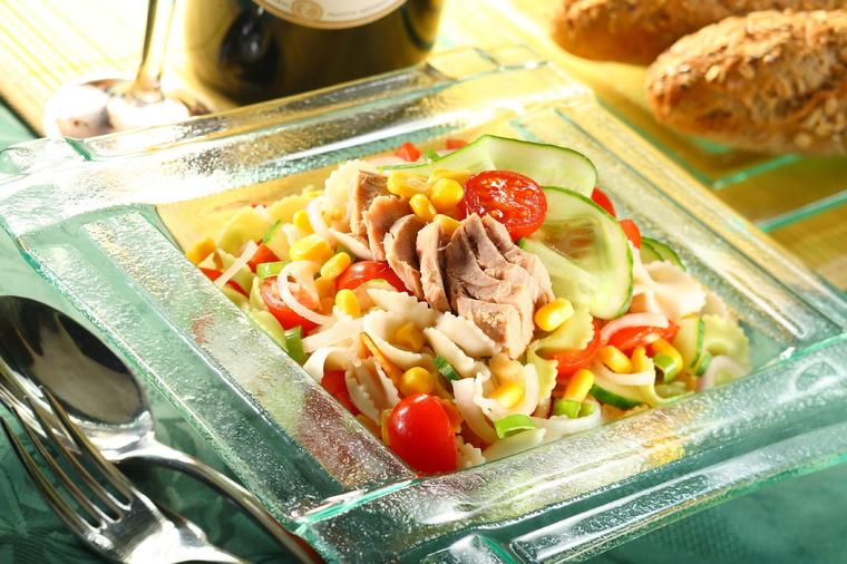 Idealan letnji obrok: Salata sa testeninom i tunjevinom koja se brzo pravi! (RECEPT)