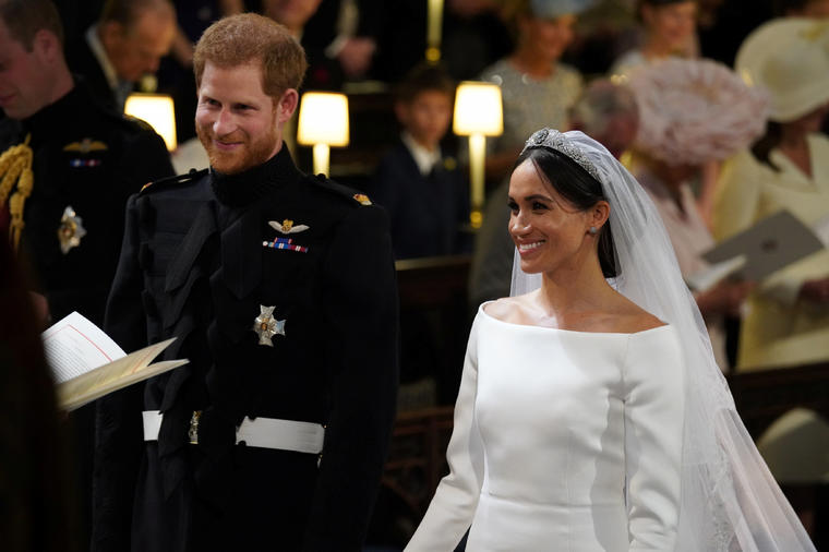 Kraljevsko venčanje godine: Presrećna Megan u raskošnoj venčanici, Hari nije mogao da je dočeka ispred oltara! (FOTO, VIDEO)