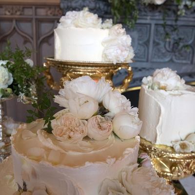 Kraljevski meni: Bogata trpeza za goste, prva slika svadbene torte! (FOTO)