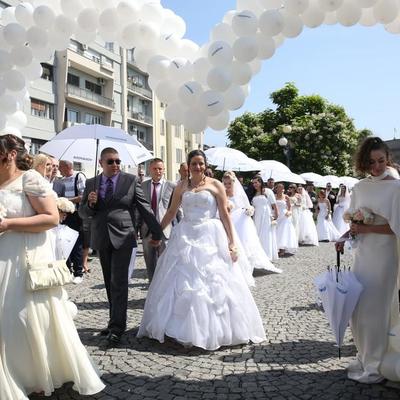 100 mladenaca reklo Da: Veselje na kolektivnom venčanju u centru Beograda! (FOTO, VIDEO)