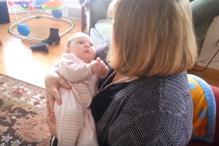 Baka zapevala unuci: Reakcija bebe postala hit na internetu! (VIDEO)
