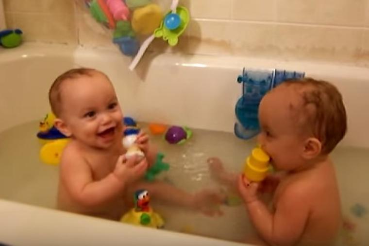 Maleni blizanci se kupali u kadi: Svojim roditeljima priredili trenutak za pamćenje! (VIDEO)