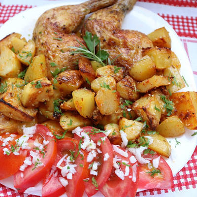 Mladi krompirići sa piletinom u rerni: Tradicionalno jelo, a pravo bogatstvo ukusa (RECEPT)