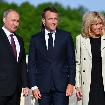 Posetila Putina: Brižit Makron pokazala noge i pohvalila se zanimljivim modnim detaljem! (FOTO)