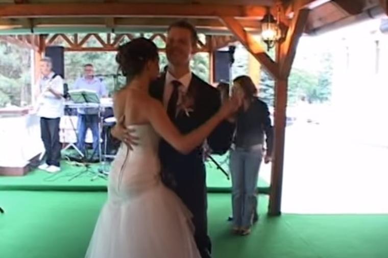 Počelo je kao romantični ples mladenaca: A onda su napravili rusvaj od kog su svi gosti zanemeli! (VIDEO)