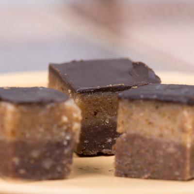 Bajadera bez šećera i aditiva: Stari kolač u zdravoj veganskoj verziji koja će vas oduševiti! (RECEPT)