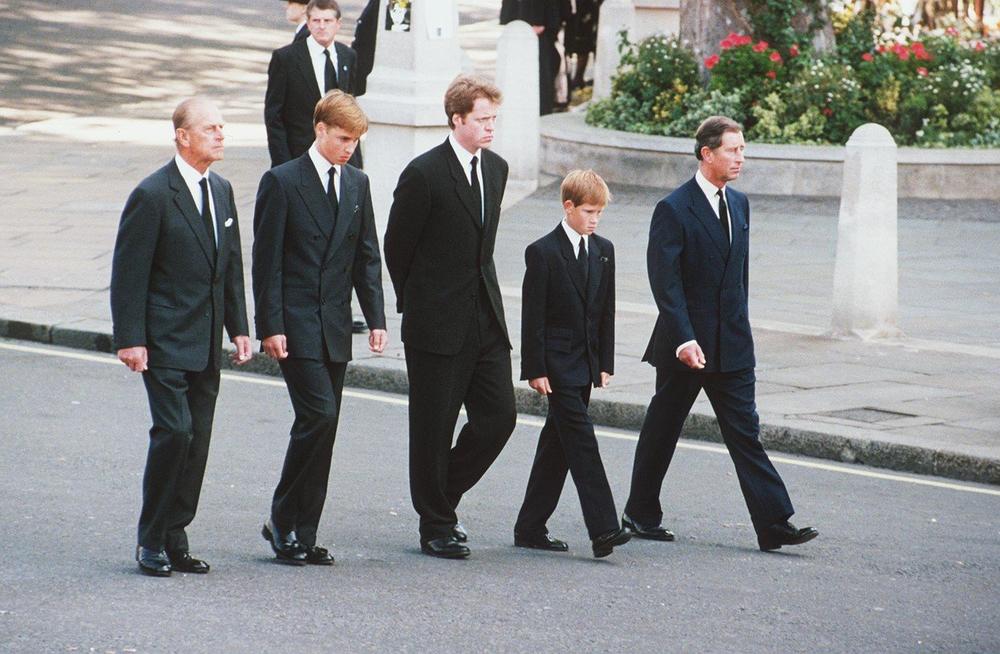 Čarls sa sinovima na Dajaninoj sahrani  
