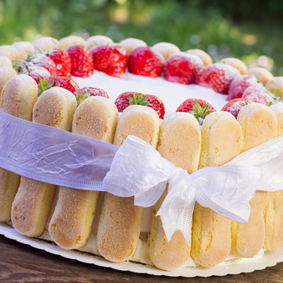 Torta sa jagodama i piškotama: Ukusan desert koji se ne peče! (RECEPT)