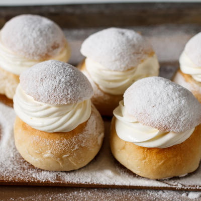 Tradicionalni švedski kolač Semlor: Najlepši fil sa ukusom badema i vanile! (RECEPT)