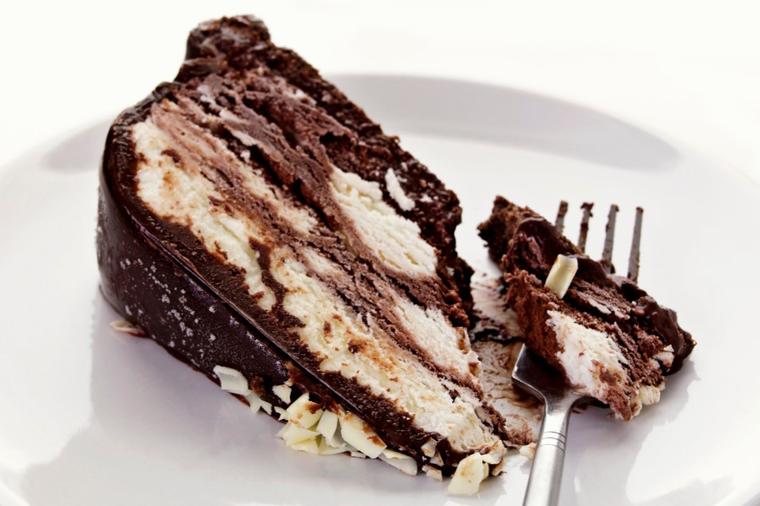 Brza torta koja se ne peče: Vrhunska čokoladna poslastica, a pravi se u 3 poteza! (RECEPT)
