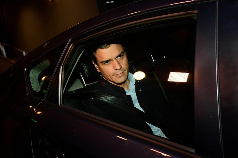 Neodoljivi španski političar zaludeo žene: Zovu ga lepotan i porede sa Klunijem i Grantom! (FOTO)