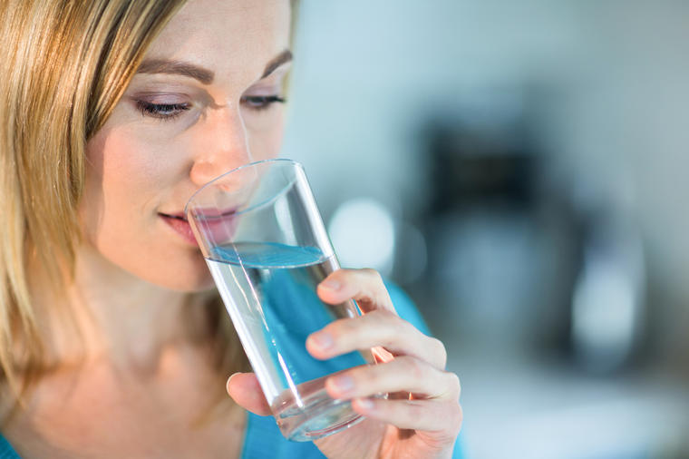 Napravite sami srebrnu vodu: Povećava nivo hemoglobina, jača imunitet, sprečava infekcije i čisti organizam (RECEPT)