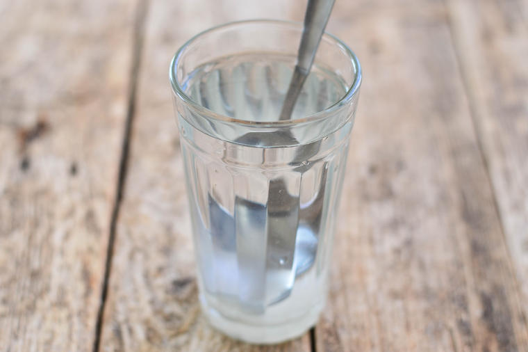 ISPRAVKA: Čaša vode i so ne mogu da izleče ili uklone negativnu energiju iz kuće