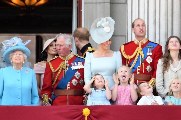 Kraljevska porodica na udaru kritika: Njihove božićne čestitke su svi osudili, evo zašto! (FOTO)