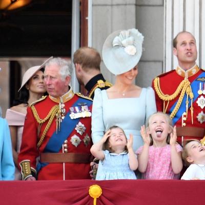 Kraljevska porodica na udaru kritika: Njihove božićne čestitke su svi osudili, evo zašto! (FOTO)