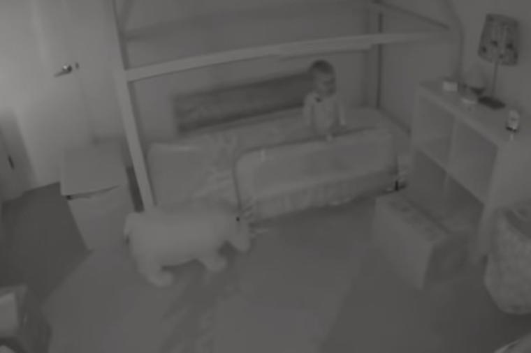 Dete je samo izlazilo iz sobe iako nije moglo da dohvati kvaku: Roditelji postavili kameru, snimak ih zapanjio! (VIDEO)