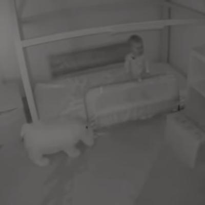 Dete je samo izlazilo iz sobe iako nije moglo da dohvati kvaku: Roditelji postavili kameru, snimak ih zapanjio! (VIDEO)
