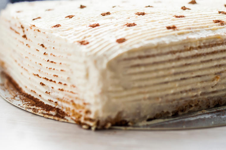 Grčka sladoled torta: Najkremastiji slatkiš sa 3 fila za vrele letnje dane! (RECEPT)