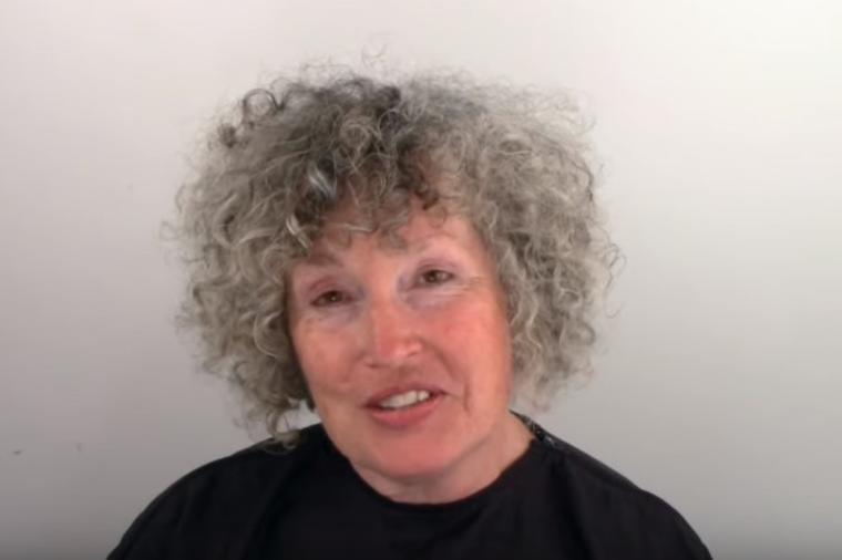 Došla kod frizera sa zapuštenom sedom kosom: Nova frizura je drastično podmladila! (VIDEO)