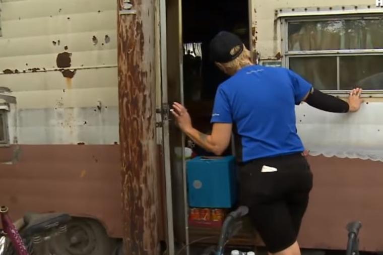 Svake subote dostavljala picu u staru prikolicu: Nije verovala svojim očima kada je videla njenu unutrašnjost! (VIDEO)