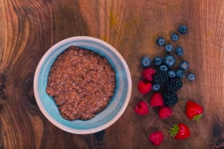Čokoladna kaša po receptu Džejmija Olivera: Zdrav, ukusan i jednostavan doručak za svaki dan! (VIDEO)