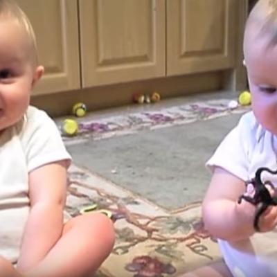 Bebe se igrale, a onda je tata kinuo: Njihova reakcija postala hit na internetu! (VIDEO)