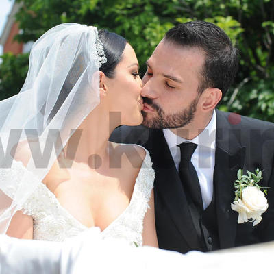 Prvi poljubac u kočiji: Aleksandra u venčanici iz snova stigla u crkvu Svetog Vasilija Ostroškog! (FOTO)