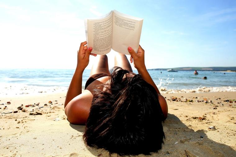 Top lista: Knjige koje morate poneti sa sobom na odmor!