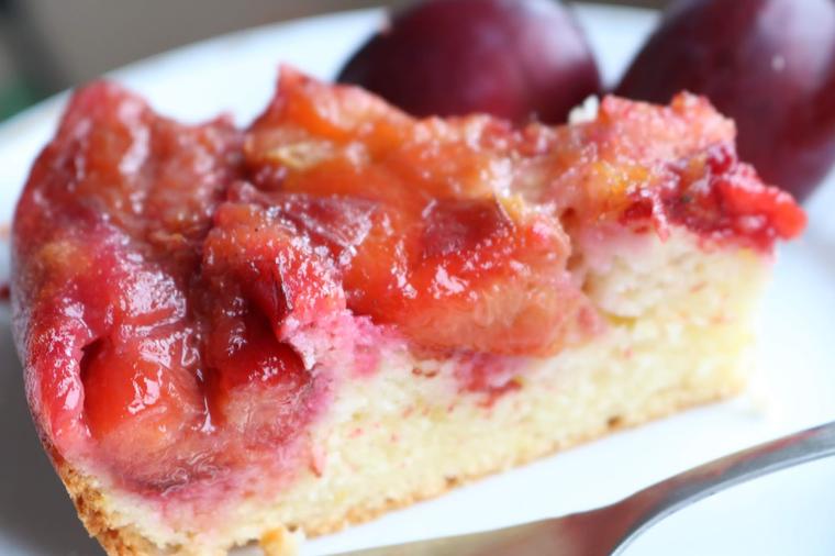 Prevrnuti kolač sa šljivama: Jednostavan desert po bakinom receptu! (VIDEO)