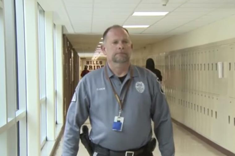 Poručnik primetio čudno ponašanje jedne učenice u školi: U sekundi shvatio jezivu istinu! (VIDEO)