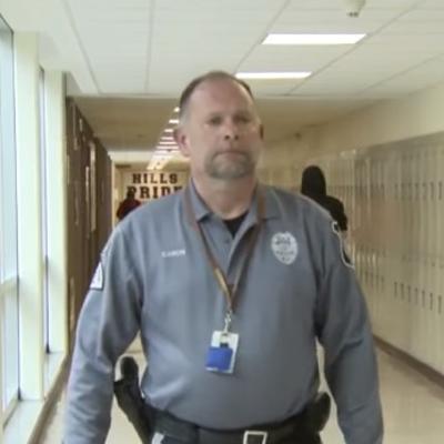 Poručnik primetio čudno ponašanje jedne učenice u školi: U sekundi shvatio jezivu istinu! (VIDEO)