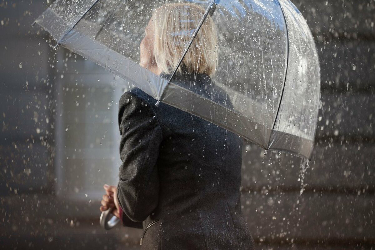 Rain back. Женщина зонт дождь смех. Person under Rain. Woman in the Rain. Blond under Rain.