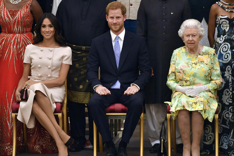 Vidite li nešto neobično na ovoj fotografiji? Svi pričaju koliko Megan Markl ne poštuje kraljicu! (FOTO)