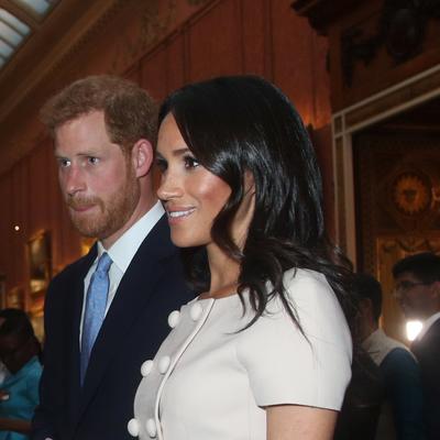 Nema više držanja za ruke i nežnih dodira: Kraljica naredila da Megan i Hari poštuju protokol! (FOTO)