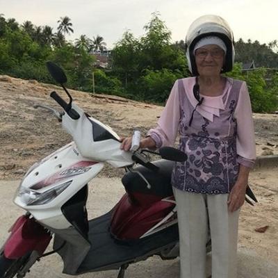 Sa 90 godina sama putuje svetom, a nije bogata: Baba Jelena postala hit na internetu! (FOTO)