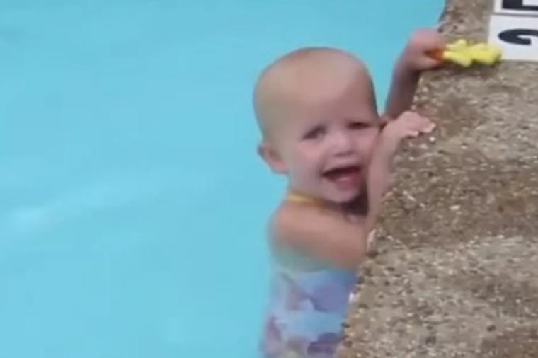 Još ne ume da hoda, ali pliva kao profesionalac: Beba oduševila sve na internetu! (VIDEO)