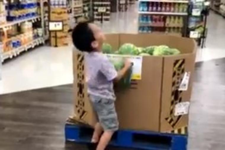 Dečkiću tokom kupovine ispala lubenica: Njegova reakcija postala hit na internetu! (FOTO)