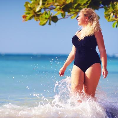 Top trikovi za punije dame: Kako da na plaži izgledate savršeno i sakrijete sve što želite! (FOTO)