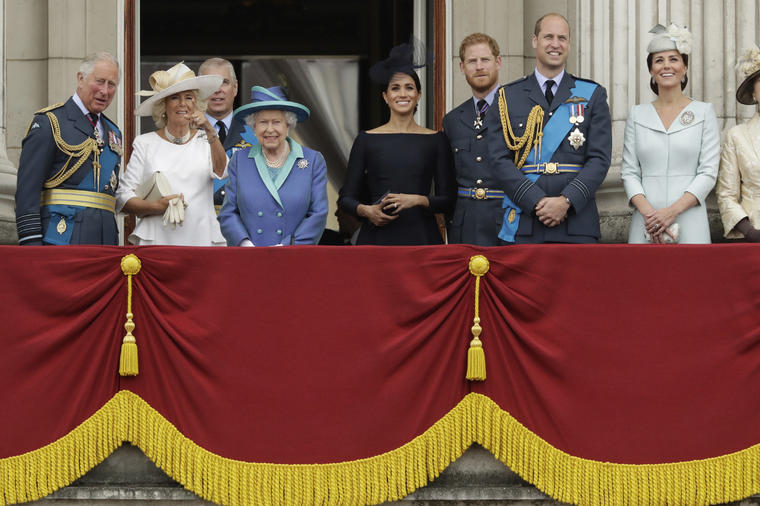 Potpuni obrt u kraljevskoj porodici: Megan u prvom planu tik do kraljice Elizabete, Kejt gurnuta u stranu! (FOTO, VIDEO)