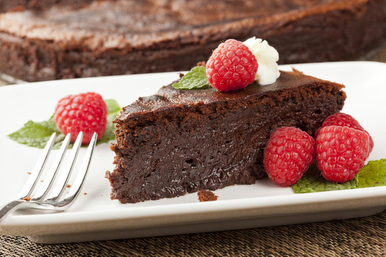 Savršeni zalogaji: Čokoladna torta s malinama koja nije jako opasna za liniju! (RECEPT)