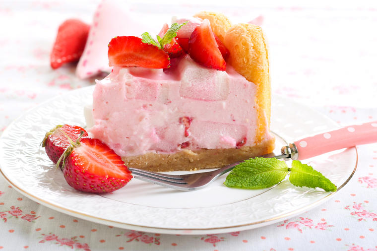 Najlepša letnja brza torta: Neodoljiva poslastica sa voćnim jogurtom i piškotama! (RECEPT)