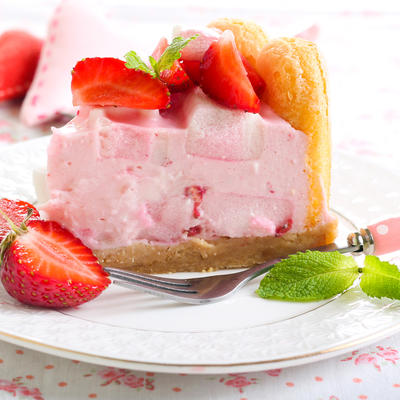 Najlepša letnja brza torta: Neodoljiva poslastica sa voćnim jogurtom i piškotama! (RECEPT)