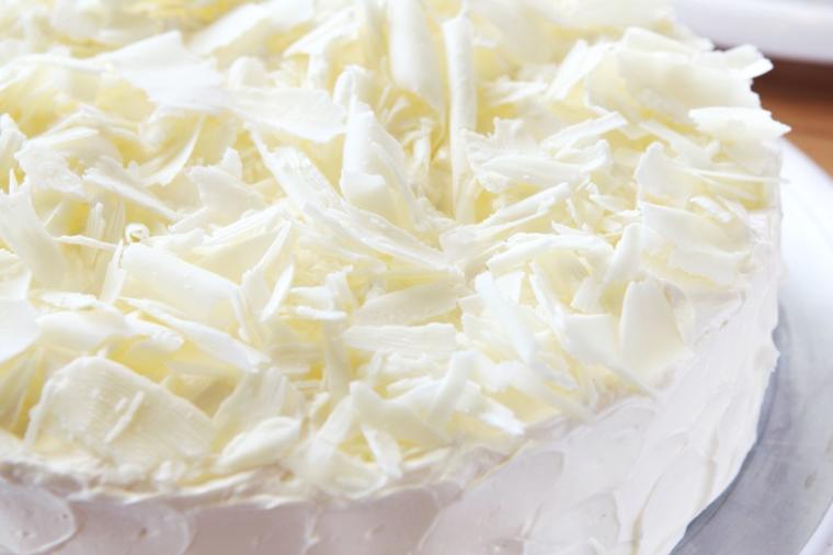 Nugat torta sa belom čokoladom: Vrhunska poslastica sa lešnikom i aromom vanile! (RECEPT)