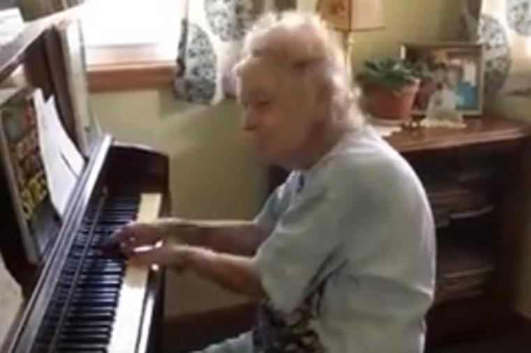 Baka (104) sela za klavir i počela da svira: Sa razlogom postala hit na internetu! (VIDEO)
