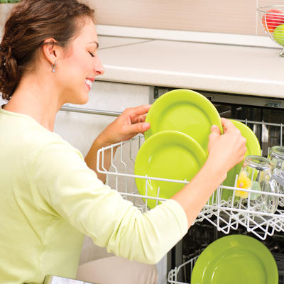 Izbegnite razvoj bakterija: Da li je pre mašinskog pranja potrebno isprati sudove od hrane?