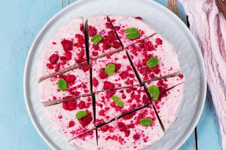 Brza i osvežavajuća poslastica: Laki kolač sa malinama i jogurtom! (RECEPT)