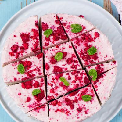 Brza i osvežavajuća poslastica: Laki kolač sa malinama i jogurtom! (RECEPT)
