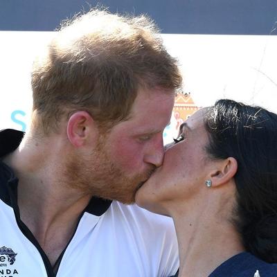 Megan Markl i princ Hari šokirali javnost: Strasni poljubac ispred kamera! (FOTO)
